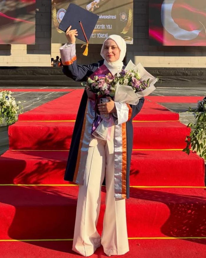 Pınar Yalçın mezuniyet töreninde, cübbesi ve kepiyle